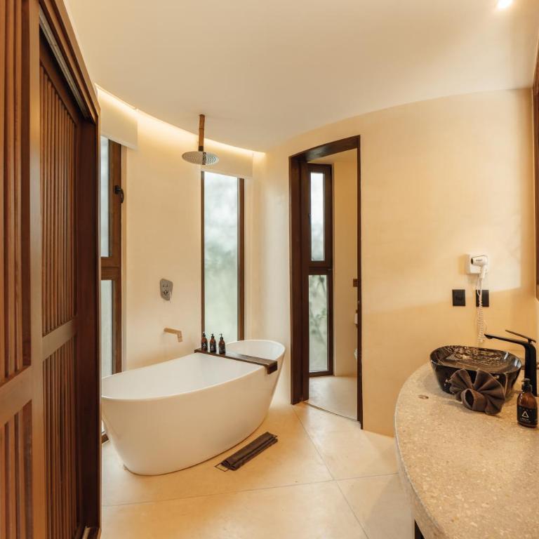 Kan Tulum Hotel - Habitación con cama extragrande y bañera de hidromasaje - 3