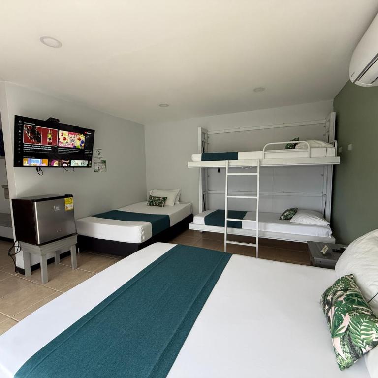 Greenview Medellin By St Hoteles - Habitación Familiar con baño privado - 9