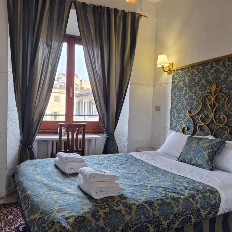 LA SEDE DELL'ARTE Monolocale Studio e Camere in Torre Medievale vicino a Duomo e Piazza Signoria - Camera Matrimoniale con Bagno in Comune - 2