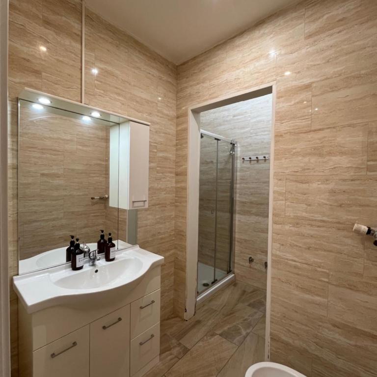 Genova Antica Carmine - Camera Matrimoniale con Bagno Privato - 9