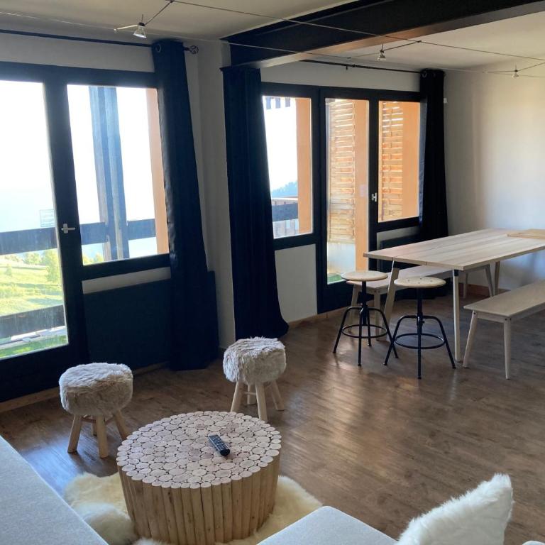 Chez Romy - Three-Bedroom Apartment - 1