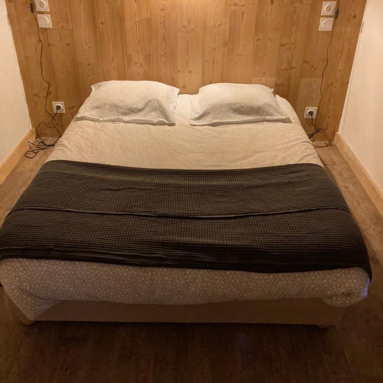 Chez Romy - Three-Bedroom Apartment - 5