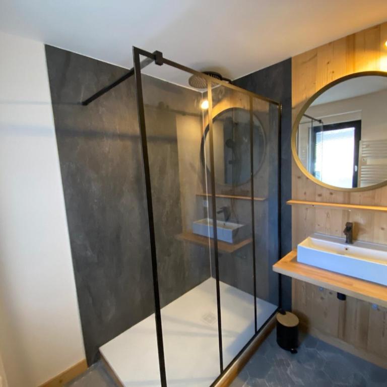 Chez Romy - Three-Bedroom Apartment - 6