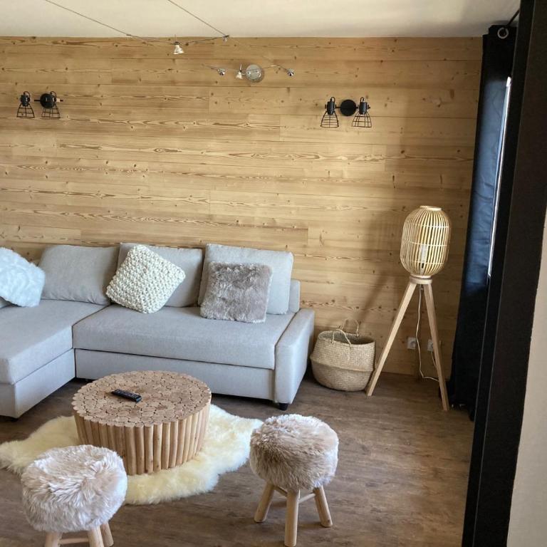 Chez Romy - Three-Bedroom Apartment - 9