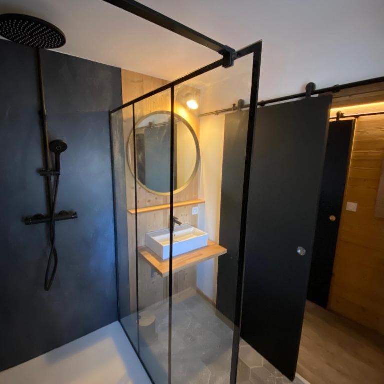Chez Romy - Three-Bedroom Apartment - 10