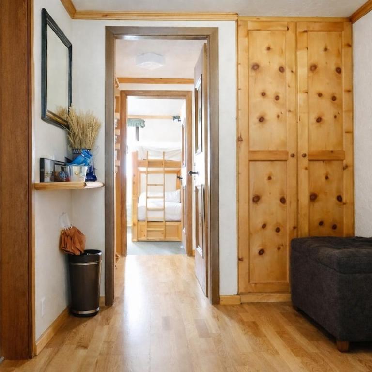 Alpine Apartment with Balcony, Lake & Ski Views - Apartment mit 3 Schlafzimmern und Bergblick - 7