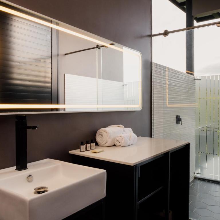 Hotel Entre Montañas - Deluxe Suite with Spa Bath - 11