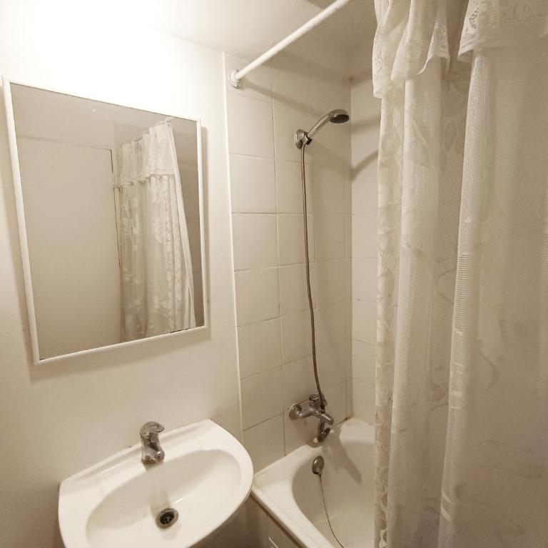 ROOM with Private Bathroom - HABITACIÓN con Baño Privado - Double Room with Private Bathroom - 3