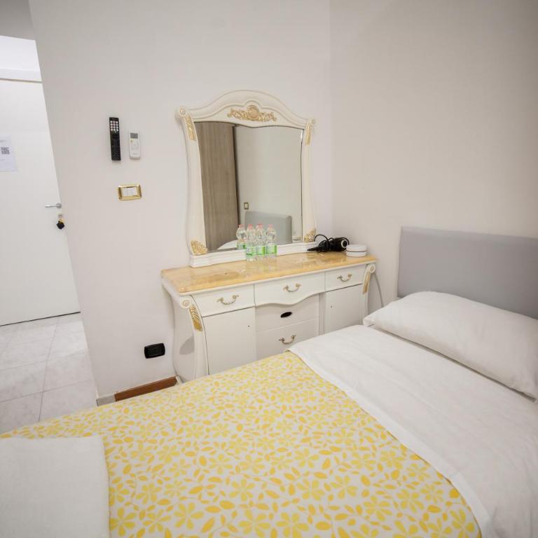 Cosmo Terzo GuestHouse Roma - Camera Tripla con Bagno Privato - 31