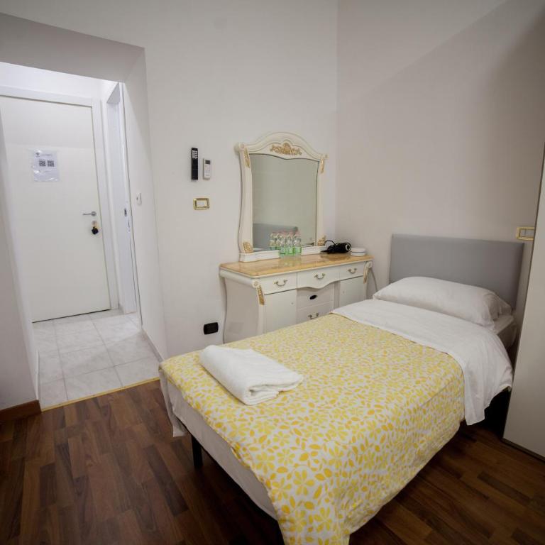 Cosmo Terzo GuestHouse Roma - Camera Tripla con Bagno Privato - 29