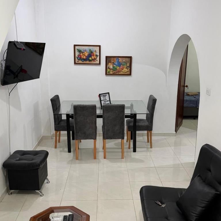 Acogedora casa cerca al estadio barrio Laureles la América - Three-Bedroom Apartment - 5
