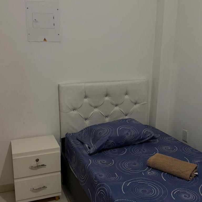 Acogedora casa cerca al estadio barrio Laureles la América - Three-Bedroom Apartment - 9