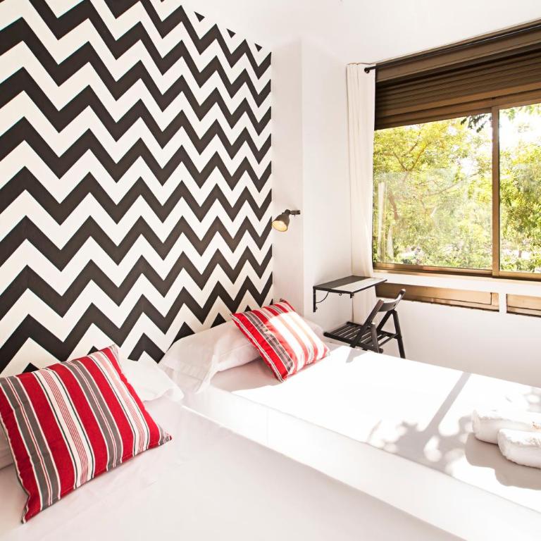 Fira Guest House - Deluxe Twin Room - 2