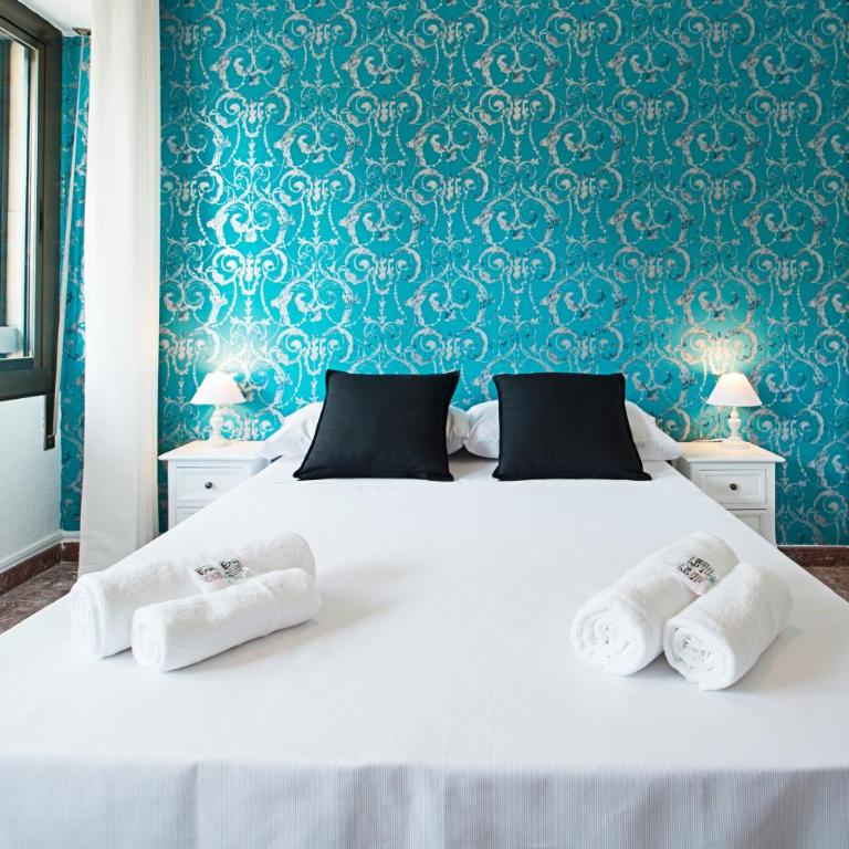 Fira Guest House - Deluxe Double Room - 2
