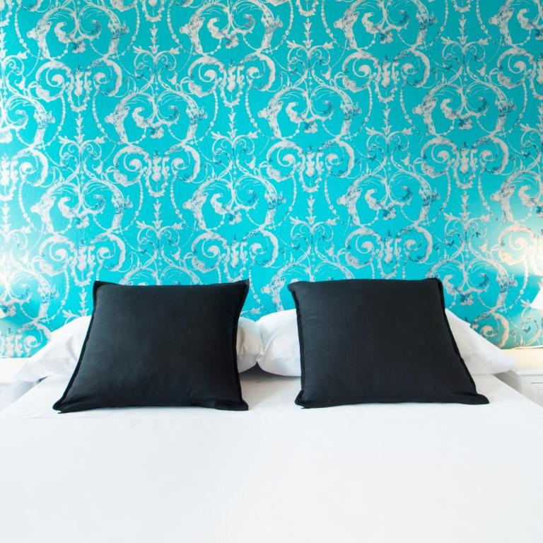 Fira Guest House - Deluxe Double Room - 3
