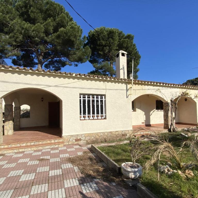 Acogedora Casa Familiar con Jardín y Barbacoa Cerca de la Playa en Torroella de Montgrí - HISP-7-41 - Villa - 1