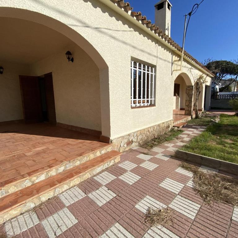 Acogedora Casa Familiar con Jardín y Barbacoa Cerca de la Playa en Torroella de Montgrí - HISP-7-41 - Villa - 2