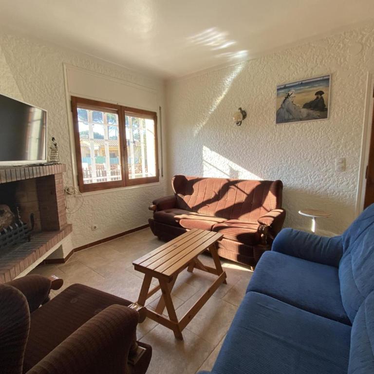 Acogedora Casa Familiar con Jardín y Barbacoa Cerca de la Playa en Torroella de Montgrí - HISP-7-41 - Villa - 5