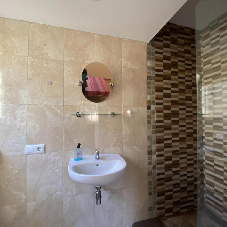 Acogedora Casa Familiar con Jardín y Barbacoa Cerca de la Playa en Torroella de Montgrí - HISP-7-41 - Villa - 12
