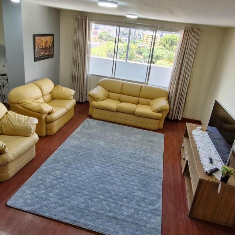 Depto familiar, grupos grandes en zona exclusiva - Three-Bedroom Apartment - 1