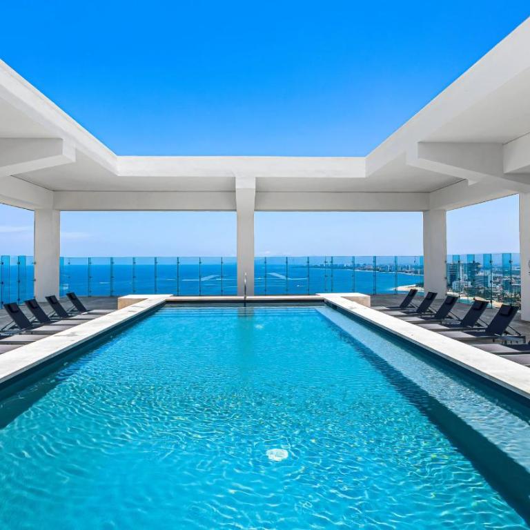 Stylish Oceanfront 2BR - Balcony with Sunset Views, Pools, Beach & Gyms - Apartment - 2