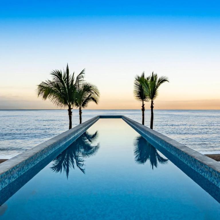 Stylish Oceanfront 2BR - Balcony with Sunset Views, Pools, Beach & Gyms - Apartment - 20
