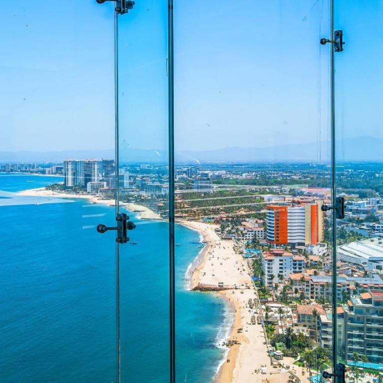 Stylish Oceanfront 2BR - Balcony with Sunset Views, Pools, Beach & Gyms - Apartment - 47