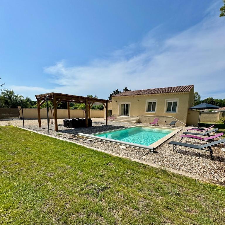 4-bedroom house with a pool - Villa - 2