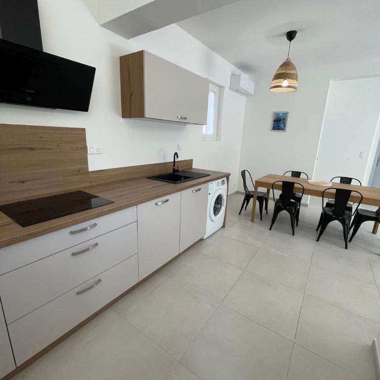 4-bedroom house with a pool - Villa - 5