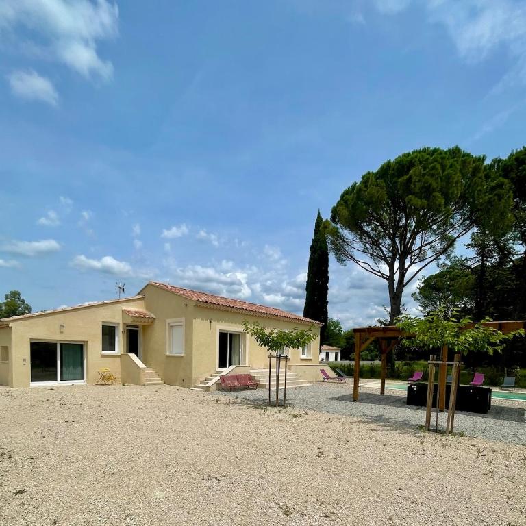 4-bedroom house with a pool - Villa - 6