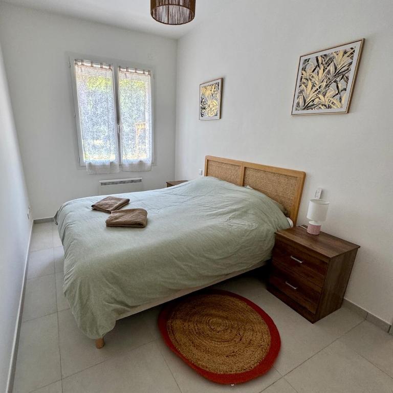 4-bedroom house with a pool - Villa - 9