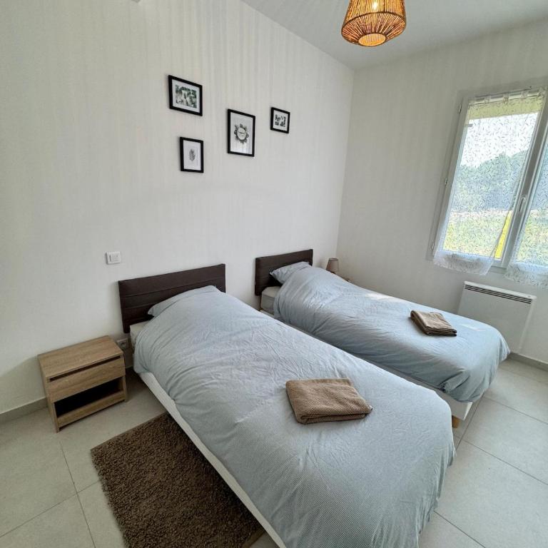 4-bedroom house with a pool - Villa - 11