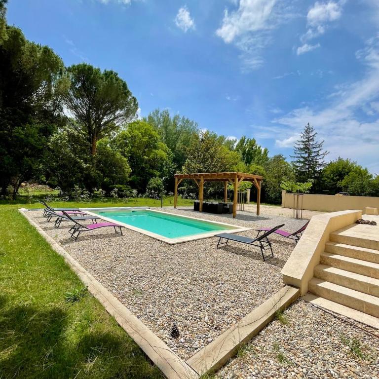 4-bedroom house with a pool - Villa - 13