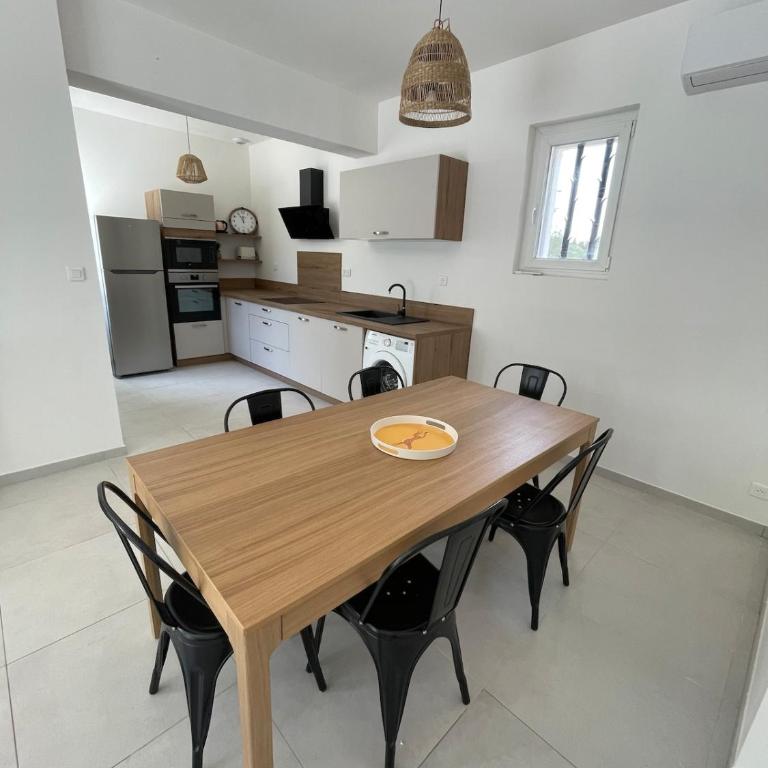 4-bedroom house with a pool - Villa - 16