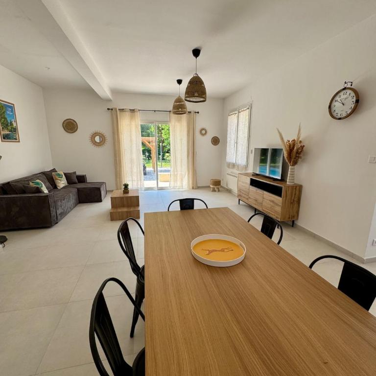 4-bedroom house with a pool - Villa - 19