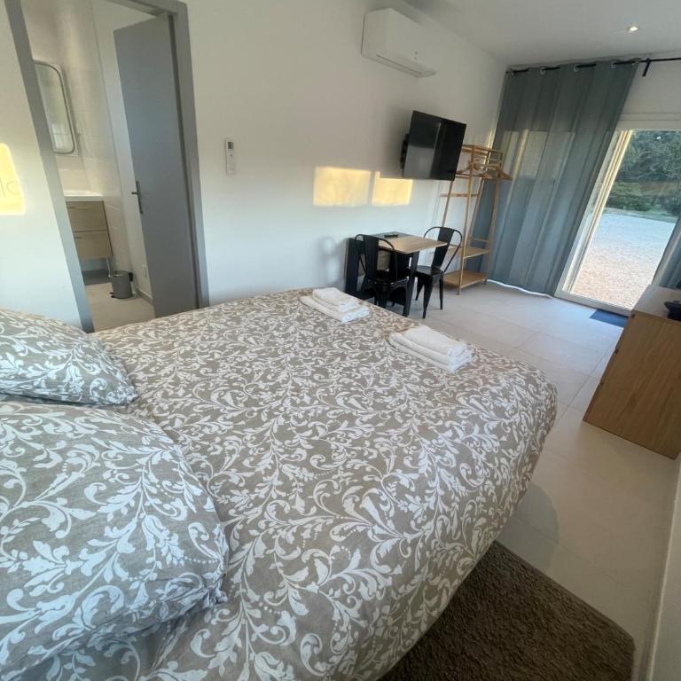 4-bedroom house with a pool - Villa - 29