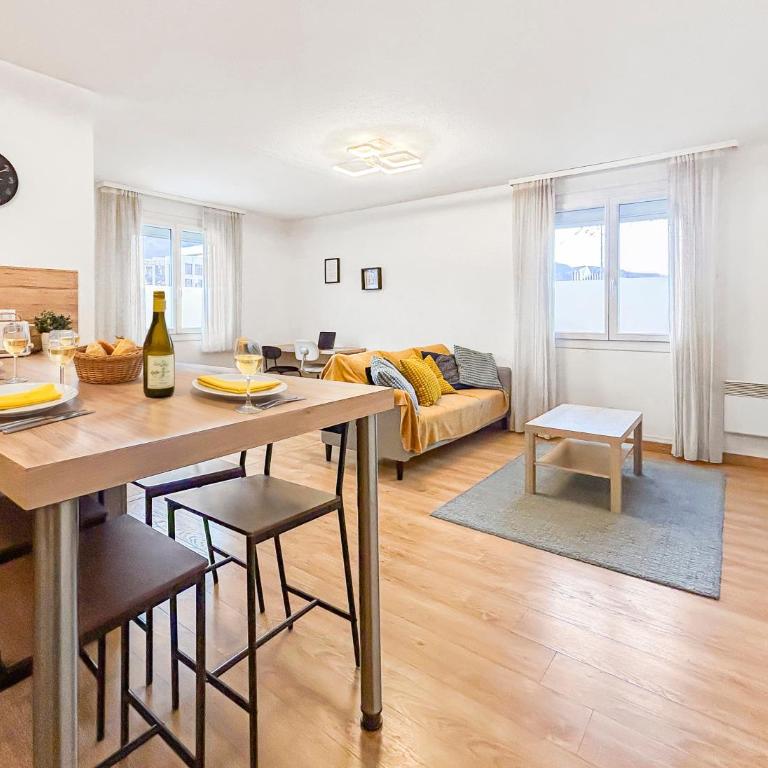 La forêt, T3 Design, Parking, Face à la Gare - Two-Bedroom Apartment - 9