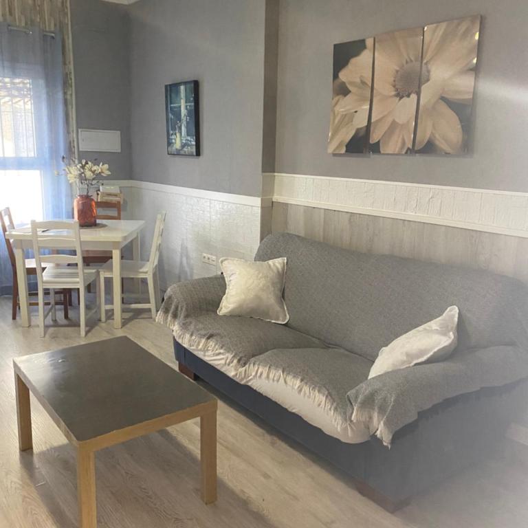 Apto con patio y barbacoa BBQ H de la Reina - Apartamento de 1 dormitorio - 6