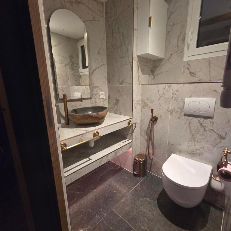 dark love suite avec Jacuzzi Privatif - One-Bedroom Apartment - 18