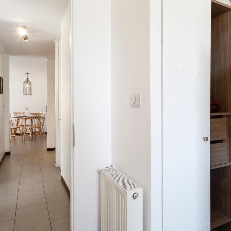 Depto a pasos del Parque Arauco con Piscina y Aire Acondicionado - Two-Bedroom Apartment - 16