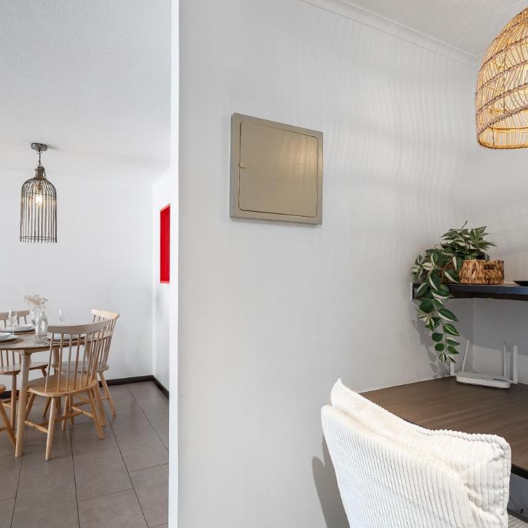 Depto a pasos del Parque Arauco con Piscina y Aire Acondicionado - Two-Bedroom Apartment - 13