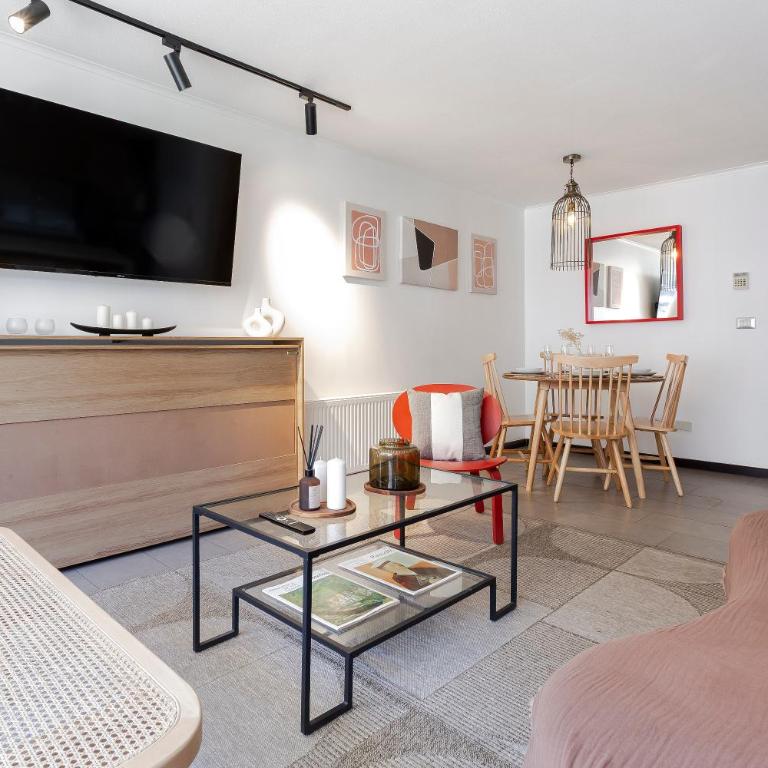 Depto a pasos del Parque Arauco con Piscina y Aire Acondicionado - Two-Bedroom Apartment - 2