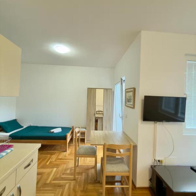 ADAIST Apartments Budva Free Parking & Balcony - Trokrevetna Soba - 1
