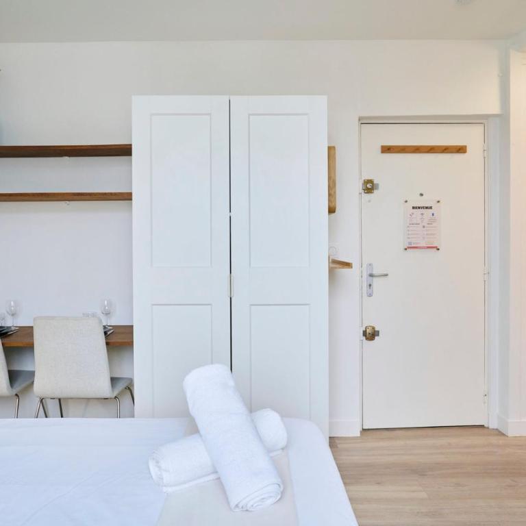 Equipped studio - near train stations - Apartment - 4