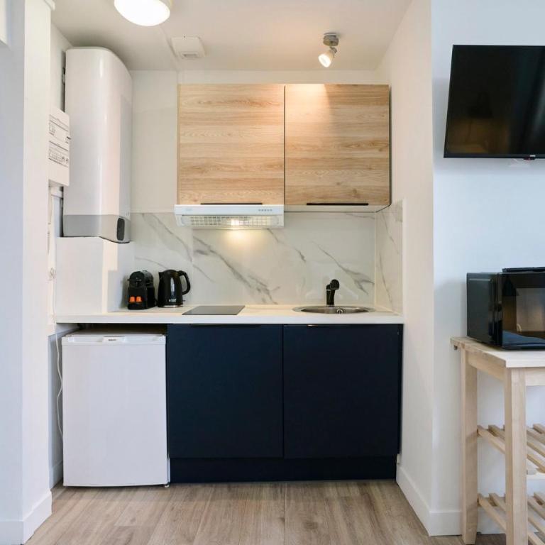 Equipped studio - near train stations - Apartment - 6