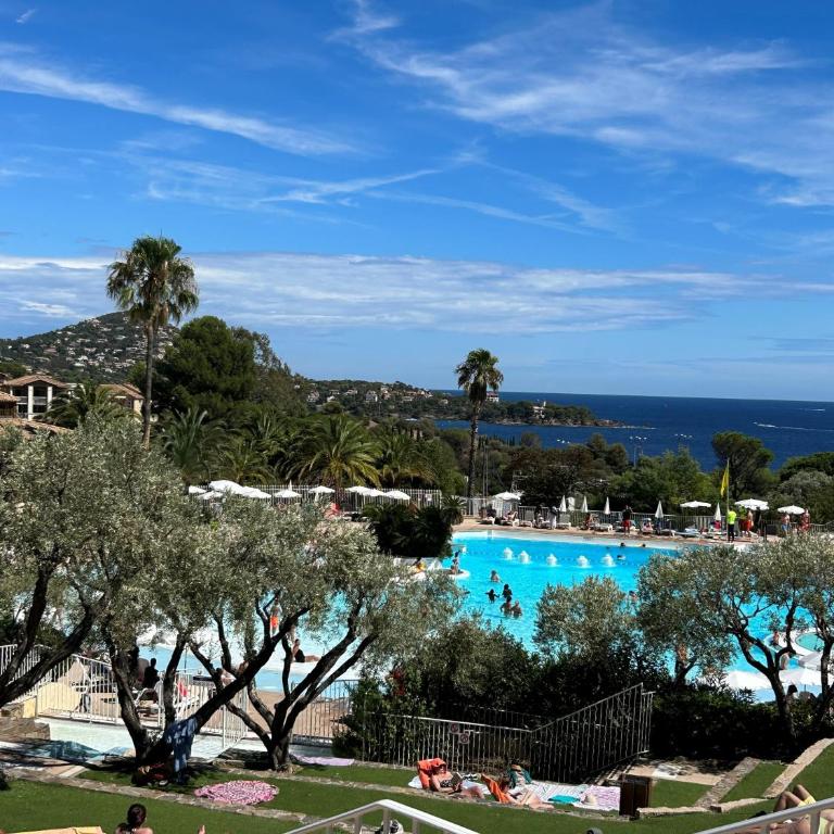 F2 VILLAGE CAP ESTEREL- Vue Montagnes et Golf- ÉQUIPEMENTS TOUT INCLUS - Apartment mit 1 Schlafzimmer und Balkon - 24