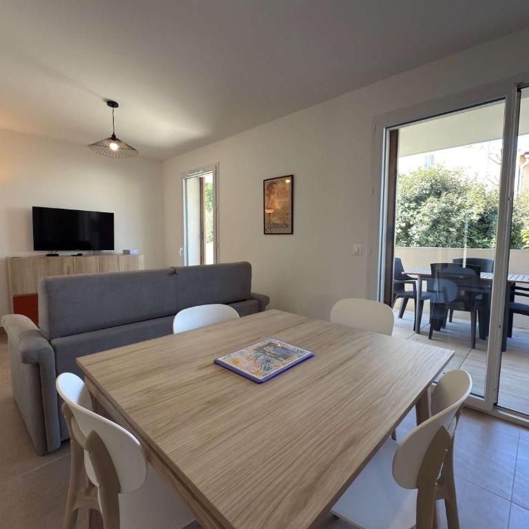 T2 with Terrace & Pool 300m from the Beach - Apartment - 21