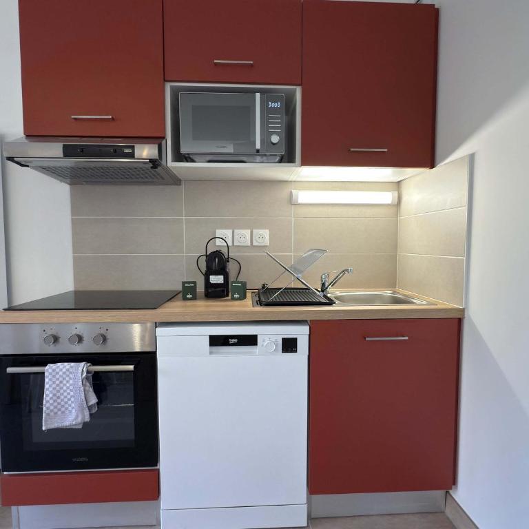 T2 with Terrace & Pool 300m from the Beach - Apartment - 22