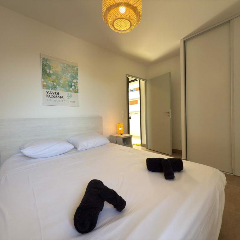 T2 with Terrace & Pool 300m from the Beach - Apartment - 24