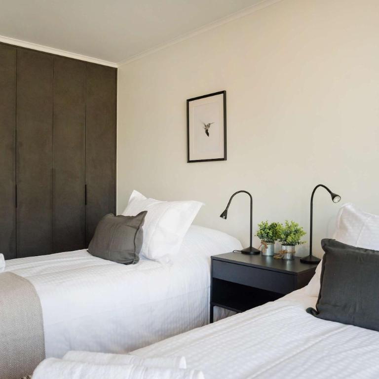 Stylish 2BR Getaway for 5 in Las Condes Oasis - Apartment - 16